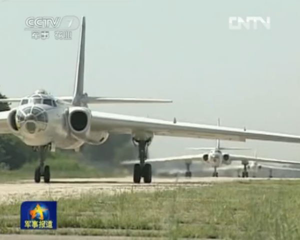 Máy bay ném bom H6 của Trung Quốc chuẩn bị cất cánh tham gia tập trận