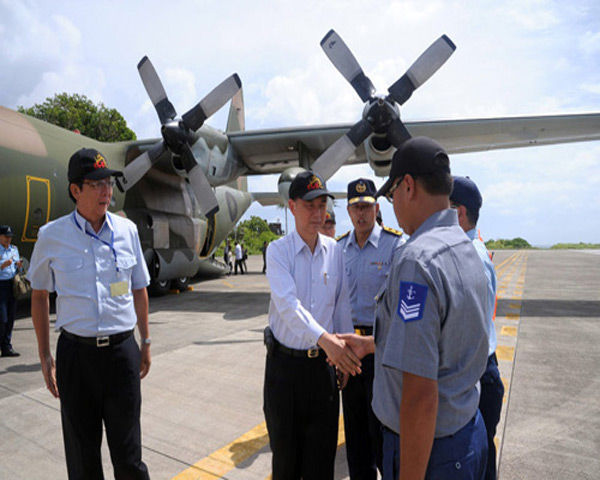 Sáng sớm ngày thứ Ba 4/9, ba Nghị sỹ Đài Loan đã rời sân bay phía nam Đài Loan trên chiếc máy bay C-130 trong chuyến bay kéo dài ba tiếng đồng hồ đến Ba Bình, đảo lớn nhất trong quần đảo Trường Sa.