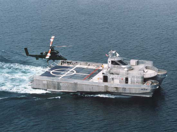 Hình ảnh mô phỏng trực thăng điều khiển tự động K-max hạ cánh trên một chiến tầu cũng được điều khiển tự động của Mỹ.