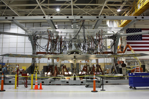 Hình ảnh chiếc X-47B đang được hoàn thiện lắp ráp chi tiết...
