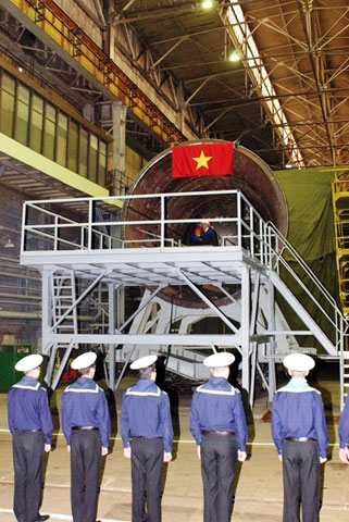 Trước đó, Công ty Cổ phần nhà máy đóng tàu Admiratly ở St Petersburg đã hạ thủy tàu ngầm Kilo đầu tiên đóng cho Việt Nam hôm 28/8. Việc chuyển giao tàu ngầm này cho Việt Nam bắt đầu thực hiện vào cuối năm nay. Lô 6 chiếc tàu ngầm sẽ được Nga chuyển giao cho Việt Nam từ nay cho tới năm 2016.