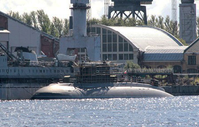 Theo diễn đàn airbase.ru, đây được cho là chiếc tàu ngầm đầu tiên trong số 6 tàu ngầm Kilo đóng mới theo hợp đồng cho Việt Nam. Trong ảnh, chiếc tàu ngầm Kilo 636 đầu tiên neo đậu tại âu tàu ở nhà máy Admiralty.