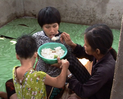 Cơm nguội trộn với xoài rụng là món ăn thường xuyên đối với các con bà Nước