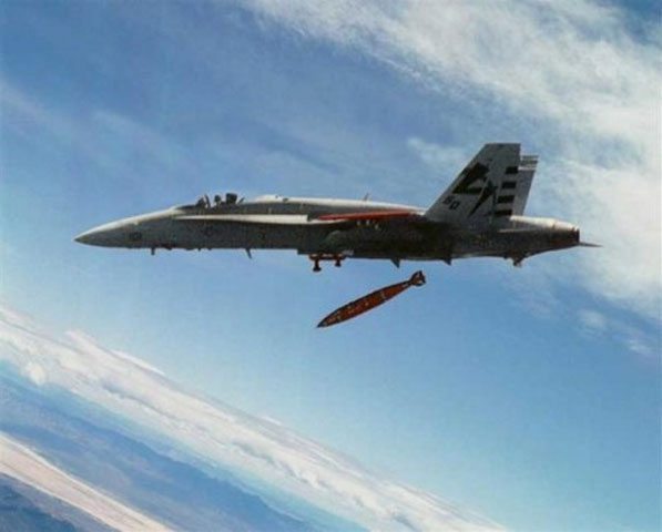 Công ty Boeing của Mỹ vừa hoàn thành giai đoạn 1 thử nghiệm biến thể mới của bom có điều khiển JDAM. Biến thể này có tên JDAM-ER (JDAM Extended Range, tức JDAM tăng tầm) có cánh cánh nâng gấp, nhỏ, cho phép phi công tiêu diệt mục tiêu từ cự ly gần 65 km so với máy bay mang.