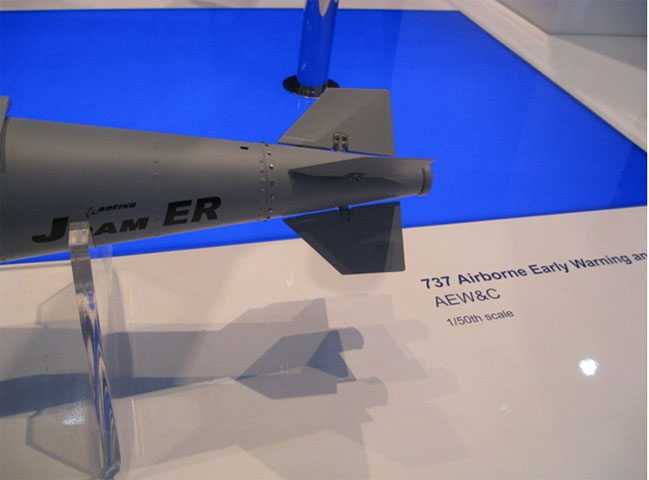 JDAM-ER được Mỹ phát triển cùng với đối tác Australia, kit bom có cánh JDAM-ER đã hoàn thành vòng kiểm tra đầu tiên trong đường hầm gió ở Mỹ và là một bước tiến gần hơn để sản xuất và đưa vào phục vụ trong Lực lượng Không quân Hoàng gia Australia (RAAF).