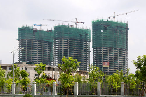 Nhà chung cư Văn Phú Victoria mới xây dựng tới tầng 29 (thiết kế 39 tầng) nhưng đã yêu cầu khách hàng nộp tiền đợt 3, với tổng số tiền các đợt hơn 90% giá trị hợp đồng, điều này trái Luật Nhà ở 2005.