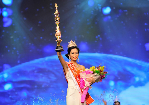Đặng Thu Thảo trong giây phút đăng quang Hoa hậu Việt Nam 2012