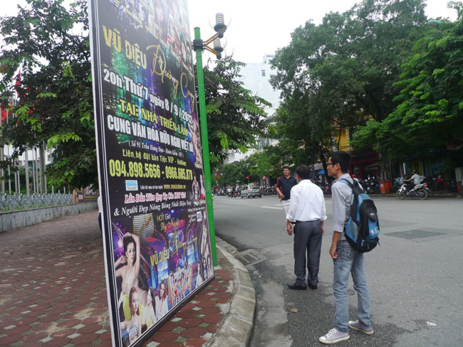  Trao đổi trên Tuổi Trẻ, ông Trần Quốc Chiêm - Phó giám đốc Sở VH-TT&DL Hà Nội - khẳng định sở chưa hề tiếp nhận hồ sơ cũng như cấp phép về mẫu quảng cáo này. 
