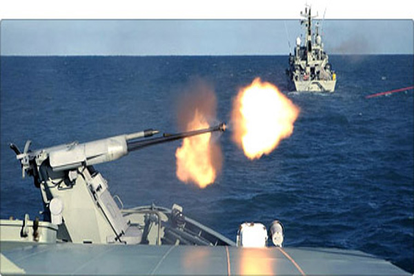  Vũ khí chính của Armidale gồm pháo chống hạm tự động Typhoon Mk-25 Raphael lắp ở trước boong, hoạt động khá ổn định và nhẹ; hai súng máy 12,7mm được đặt trên bệ xoay.