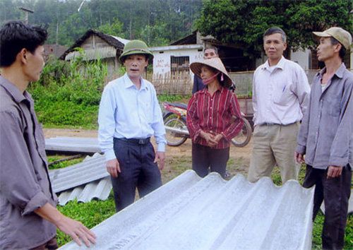 Lãnh đạo huyện Trấn Yên và xã Tân Đồng thăm hỏi động viên nhân dân khắc phục hậu quả bão lũ. Ảnh: Báo Yên Bái