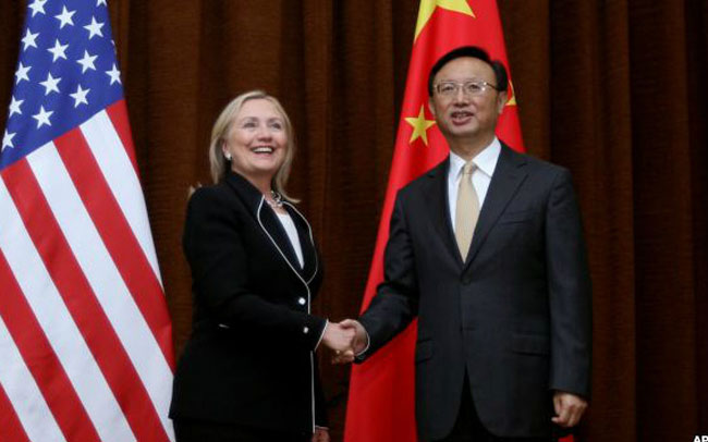 Các tiết lộ về vụ thử tên lửa diễn ra khi Ngoại trưởng Mỹ Hillary Clinton đang thăm Bắc Kinh và gặp   gỡ các lãnh đạo Trung Quốc.