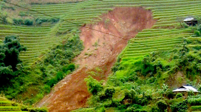 Vụ sạt lở kinh hoàng xảy ra tại khu vực khai thác mỏ của Công ty TNHH Thịnh Đạt, ở xã La Pán Tẩn, huyện Mù Cang Chải (Yên Bái). 20 người đi mót quặng đã bị chôn vùi do mưa lớn kéo dài, đất đá trên núi sạt xuống.