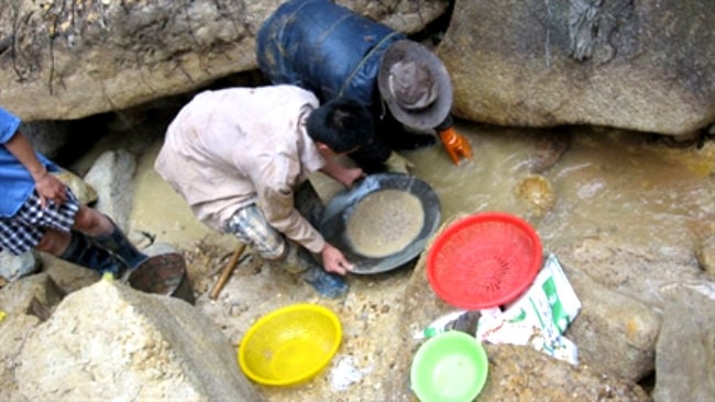 Mặc dù người dân La Pán Tẩn đã ký cam kết với chính quyền địa phương không đi mót quặng tại những khu vực nguy hiểm nhưng cuộc sống khó khăn, thiếu thốn, nhiều người bấp chấp nguy hiểm tính mạng nên xảy ra sự việc đau lòng như trên. (Đỗ Nguyễn)