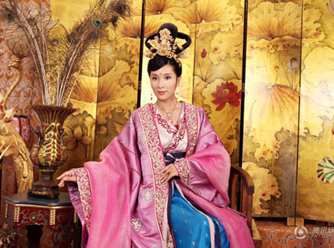 Hán Vũ Đế rất ưu ái cung nữ Lệ Quyên do nàng có da dẻ trắng mịn như ngọc như ngà và hơn cả là sở hữu một hơi thở thơm như hương hoa lan. 