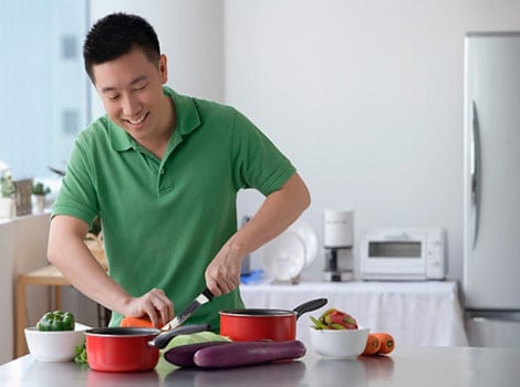Nhưng xem chừng ước mong được làm một cô vợ đảm, một nàng dâu hiền của tôi khó lòng mà thực hiện được bởi ông chồng “đảm” 