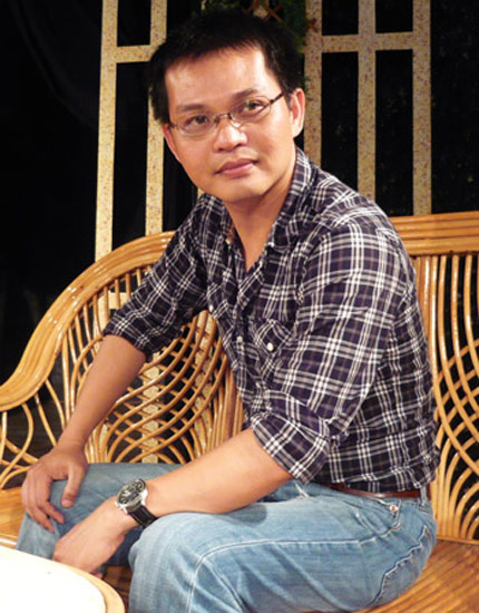 Mải mê với những cuộc rong chơi của mình cho tới tận giờ này, kẻ lãng du tham lam ấy vẫn đang một mình và toét miệng cười trừ mỗi khi bố mẹ và bạn bè “nhắc nhở” chuyện vợ con. Đằng sau nụ cười tưởng như vô ưu ấy, vẫn là một NSƯT Nguyễn Trung Hiếu đầy tận tâm và nhiệt huyết với sân khấu và màn ảnh. 