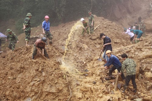 Các biện pháp tìm kiếm nạn nhân khá thủ công do địa hình hiểm trở, máy móc không đưa vào được