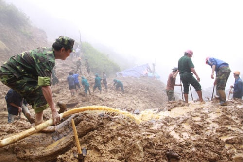 Lực lượng bộ đội tham gia tìm kiếm nạn nhân