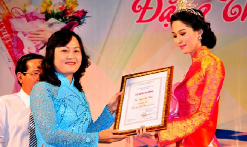 UBND tỉnh Bạc Liêu  trao bằng tuyên dương và tiền thưởng 30 triệu đồng cho Hoa hậu Đặng Thu Thảo.