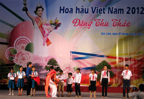 Hoa hậu Đặng Thu Thảo trao học bổng cho các em học sinh nghèo hiếu học