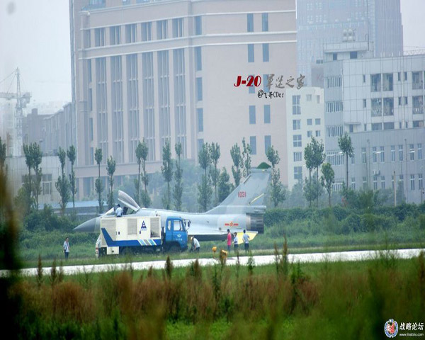 Chiến đấu cơ J -10 dài 16,43m, biên độ cánh - 8,78 hoặc 9,5m, tải trọng cất cánh tối đa 19227kg, lượng tải chiến đấu tối đa – 7000kg, bán kính chiến đấu – 1100km, vận tốc bay tối đa – 2M.