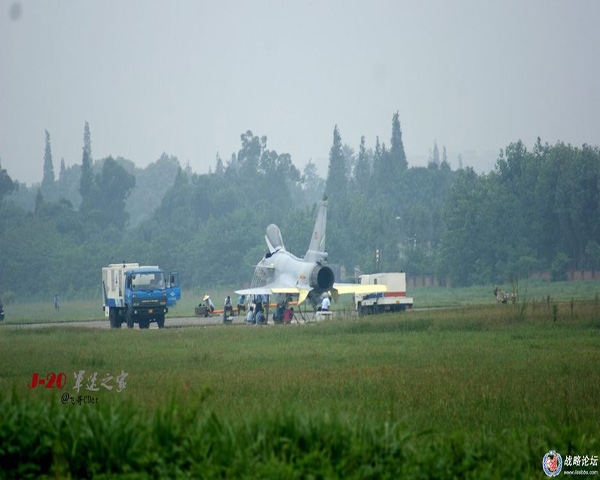 J-10 có 11 điểm treo vũ khí bên ngoài trong đó có 5 điểm ở dưới thân máy bay. Vũ khí chính của J-10 là tên lửa có cánh tầm trung PL-12 do công ty Luoyang sản xuất. Tên lửa PL-12 có tầm phóng khoảng 70km