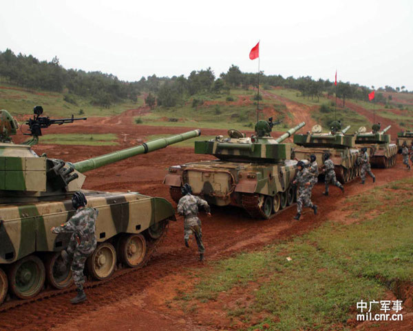 Ra mắt vào năm 1997, xe tăng Type 96 thực sự là bản nâng cấp tuyệt nhất của mẫu thiết kế xe tăng Type 85. Chiếc xe tăng 43 tấn này được bọc sắt và thường gắn kèn với những bộ phận có thể tác động trở lại, có gắn súng 125mm