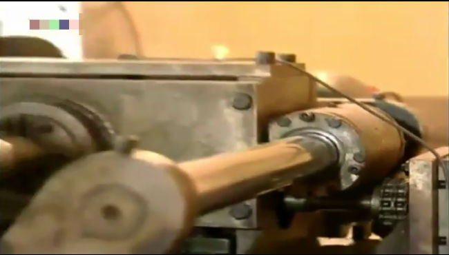 Nhằm tăng chất lượng sản phẩm, tăng năng suất, nhóm nghiên cứu sử dụng PLC và biến tần của hãng Control Techniquies làm bộ điều khiển, dùng cảm biến quang để phát hiện người vận hành tháo dao ra khỏi máy, dùng động cơ Salvo tạo lực cắt xoắn có khả năng thay đổi bước xoắn (thay cho phương pháp truyền thống không thay đổi được bước xoắn), dùng thước quang đo quá trình dịch chuyển của xi lanh thủy lực.