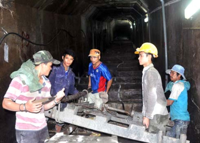 Nhiều công nhân vẫn hì hục làm việc trong đường hầm để xử lý lưu lượng nước thấm nền.