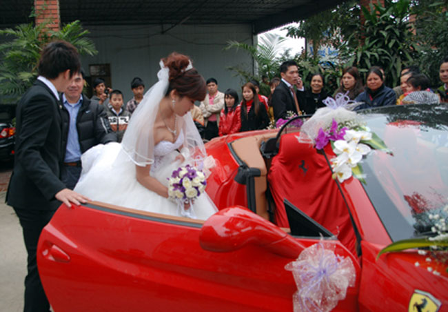 Trước đó, vào tháng 2/2012 đám cưới của con đại gia phố núi Hương Sơn, hà Tĩnh đã gây rúng động   xã hội về một đám cưới 