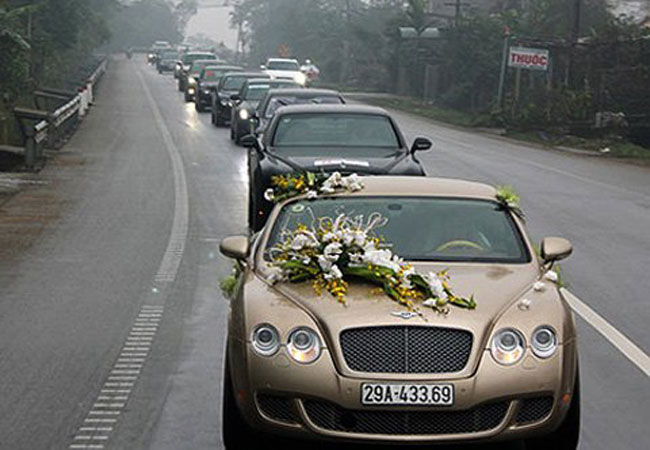 Trước đó, cũng tại Hương Sơn, Hà Tĩnh từng xôn xao với một đám cưới nhiều siêu xe gây. Gần 20   chiếc siêu xe với thương hiệu nổi tiếng như: Audi, Bentley, Porsche, Lexus, Mercedes … đã có mặt   trong đám cưới của tài xế phố núi Hương Sơn vào ngày 18/12/2011.