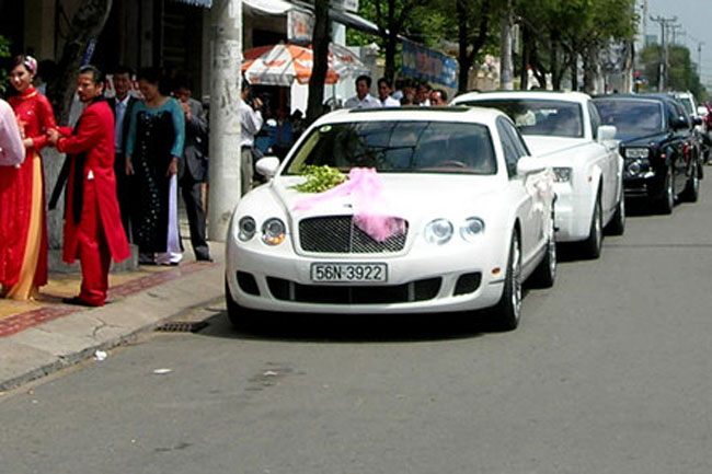 Cũng trong tháng 2/2012 đám cưới của Hotgirl Quỳnh Chi khiến giới truyền thông đặc biệt chú ý với   dàn xe đón dâu gồm xe siêu sang Phantom biển tứ quý cùng Bentley, Roll - Royce, Lamborghini...   khiến người dân không khỏi choáng váng. 