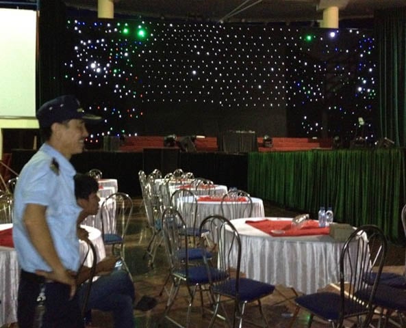 Sân khấu vắng ngắt chương trình Vũ điệu đường cong tối 9/9. Điều đáng nói là đến tận cuối chiều 9/9, sát giờ diễn, vẫn không hề có bất cứ thông tin nào về việc hủy chương trình Vũ điệu đường cong tại Cung văn hóa thể thao thanh niên Hải Phòng.  