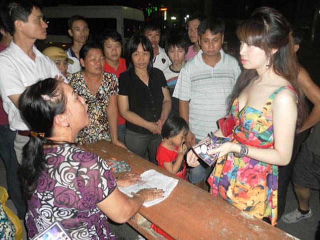 Theo một lãnh đạo của Cung Văn hóa Thể thao Thanh niên Hải Phòng, khoảng gần 19 giờ cùng ngày, đơn vị tổ chức đã có đơn gửi các cơ quan liên quan xin hoãn đêm diễn với lý do “trục trặc” về ca sĩ, diễn viên, phát hành vé (chỉ bán được 65 vé). Vé của chương trình có giá từ 300.000 đến 900.000 đồng đã được đơn vị tổ chức giảm 50%. Đến 21 giờ cùng ngày, vẫn còn rất nhiều người vây quanh phòng vé chờ trả vé.  