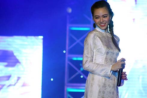 Kín đáo, e ấp nhất đêm lại là Nữ hoàng sắc đẹp Vũ Hoàng Điệp. Cô diện áo dài trắng, tết tóc giản dị và hát 