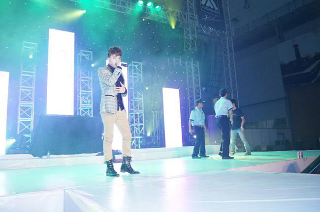 Trong lúc Cao Thái Sơn đang hát bất chợt có 1 khán giả chạy lên sân khấu đứng cùng. Khi được bảo vệ mời xuống, anh này đã phản ứng lại. Được biết thì chính anh chàng này cũng là người có hành động đưa tiền lên vẫy lúc Angela Phương Trinh đang biểu diễn.  