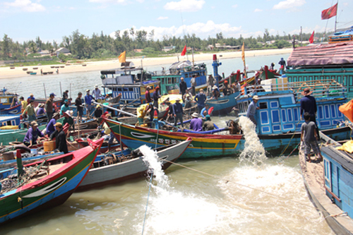 Người và phương tiện đang đậu chen nhau xung quanh khu vực tàu chở đồ cổ bị đắm để tìm kiếm