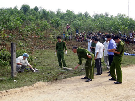 Cơ quan chức năng đang khám nghiệm hiện trường.