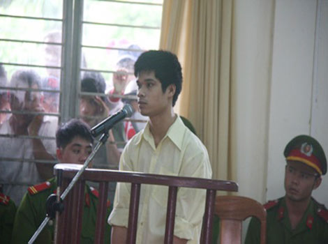 Bị cáo Nguyễn Hồng Phú trước vành móng ngựa.