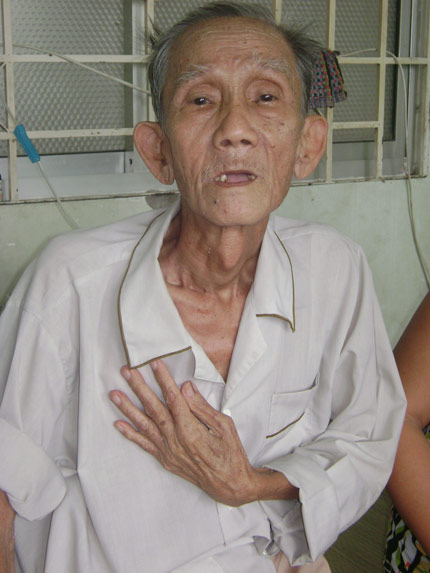 Ông già có trái tim bên phải Huỳnh Văn Ẩn.