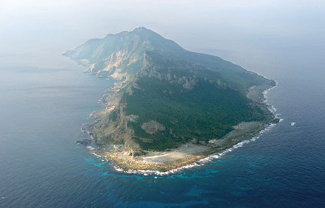 Nhìn vào vị trí địa lý, đảo Senkaku/Điếu Ngư thuộc vị trí trung tâm của vùng biển Hoa Đông, nằm giữa đất liền Trung Quốc và Okinawa của Nhật Bản, cách phía đông và phía tây 200 hải lý. Phạm vi lan tỏa vị trí tiền duyên của nó còn có thể bao trùm lên vùng biển Hoa Đông. 