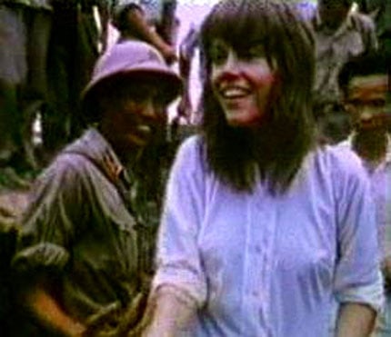 Jane Fonda đang nói chuyện với các chiến sĩ Việt Nam