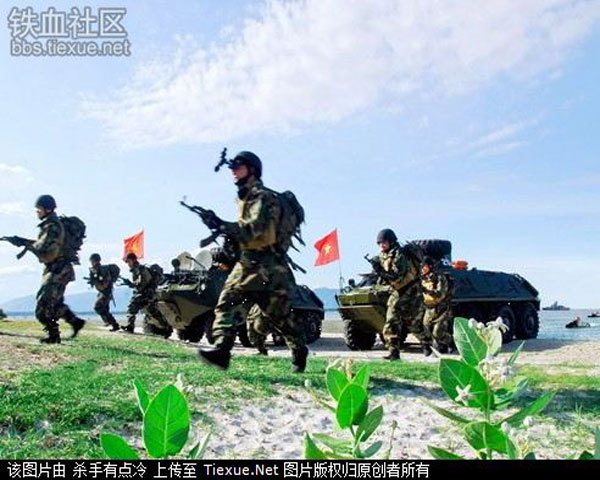 Lực lượng đặc công Anh hùng của quân đội Nhân dân Việt Nam đổ bộ lên bãi biển