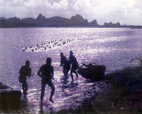 Đặc công Việt Nam đổ bộ đánh chiếm ban đêm