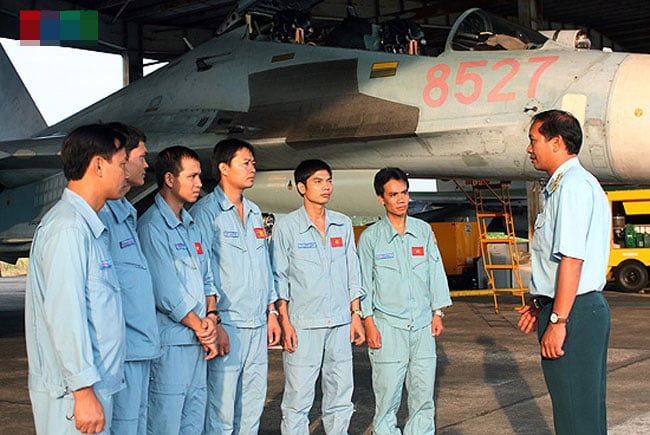 Việt Nam có 12 Su-27SK và Su 27 UBK. Những chiếc đầu tiên chuyển giao vào tháng 5/1995, gồm 4 chiếc Su-27SK và 2 chiếc 2 chỗ huấn luyện Su-27UBK. Hợp đồng ký thứ hai ký vào tháng 12/1996, Việt Nam nhận thêm 2 chiếc Su-27SK và 4 chiếc Su-27UBK. Trong ảnh, các phi công trẻ lái Su-27 đang được truyền đạt kinh nghiệm.