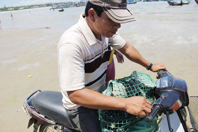 Nhận được thông tin ngư dân vớt được cổ vật, khá nhiều người thu mua đồ cổ từ nhiều địa phương đã về xã Bình Châu tìm mua cổ vật. Lực lượng chức năng đã phải chốt chặn để ngăn việc tẩu tán cổ vật ra khỏi địa bàn.
