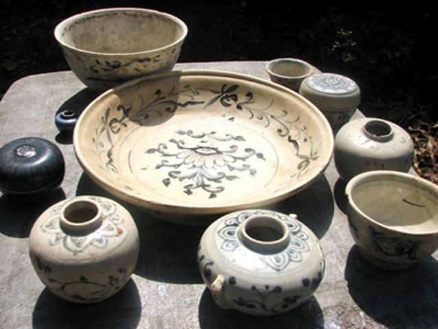 Tiến sĩ Đoàn Ngọc Khôi - Phó Giám đốc Bảo tàng Quảng Ngãi - cho biết: Qua kiểm tra một số cổ vật  tô men ngọc sứ được phát hiện trong tàu bị chìm cho thấy các gốm sứ thuộc thời Minh (Trung Quốc), ở thế kỷ XV