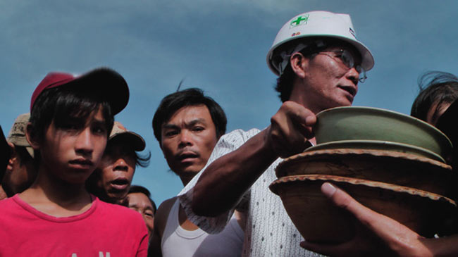Mùa này là mùa đi biển, nhưng nhiều ngư dân Bình Châu đã huỷ phiên biển ra khơi xa, nằm túc trực quanh khu vực tàu cổ bị đắm để chờ cơ hội ra lặn lấy cổ vật. Người dân vẫn tiếp tục nuôi hy vọng tìm thêm được vài món đồ cổ từ con tàu đắm ở quê mình.