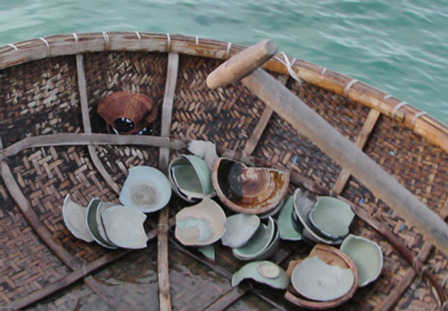Do nhiều người tranh thủ mò lặn cùng nhiều máy hút cát hoạt động tối đa trước khi cơ quan chức năng phát hiện, hàng trăm đồ gốm, sứ trong tàu gỗ bị vỡ trước khi đưa lên bờ.
