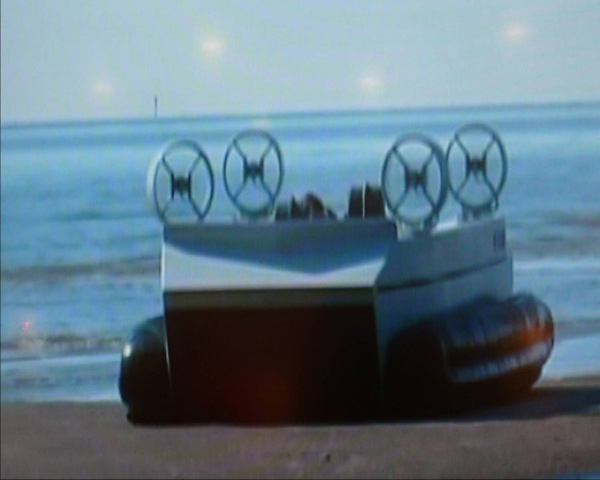 Điểm đặc biệt của con tàu này là: trước khi đổ bộ vào bờ biển chúng giống như 1 chiếc tàu tuần tra cao tốc giống loại chiến hạm lớp 022 Giang Khải của Trung Quốc. Sau khi tiếp cận bờ biển các thành tàu sẽ mở ra để cho các loại phương tiện di chuyển ra, đây là điều các tàu đệm khí hiện nay trên thế giới chưa làm được